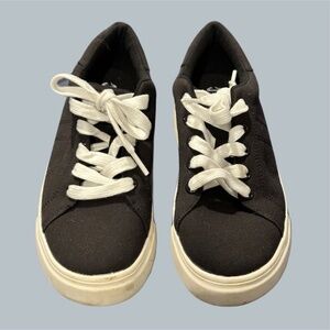 mad love Women’s Shoes Black Chunky 2000s sneakers lace up size 6 skater